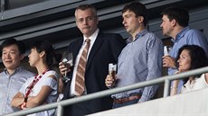 Slávistický šéf Jaroslav Tvrdík (uprostřed) sleduje zápas 3. předkola Ligy... Slávistický šéf Jaroslav Tvrdík (uprostřed) sleduje zápas 3. předkola Ligy...
