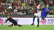 Slávistický brankář Ondřej Kolář (vlevo) se ohlíží a stoper Ngadeu se dívá, jak... Slávistický brankář Ondřej Kolář (vlevo) se ohlíží a stoper Ngadeu se dívá, jak...