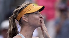 Maria Šarapovová posílá polibky fanouškům na turnaji v Montrealu. Maria Šarapovová posílá polibky fanouškům na turnaji v Montrealu.