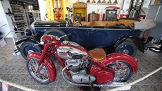 V muzeu zaujmou hlavně desítky předválečných aut a motocyklů. V muzeu zaujmou hlavně desítky předválečných aut a motocyklů.