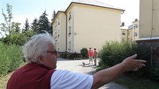 „Ze střechy při větším větru padají tašky. A taky se tady práší,“ upozornila... „Ze střechy při větším větru padají tašky. A taky se tady práší,“ upozornila...