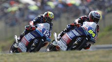 Jakub Kornfeil a za ním Marco Bezzecchi při Velké ceně České republiky v Brně. Jakub Kornfeil a za ním Marco Bezzecchi při Velké ceně České republiky v Brně.