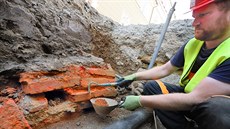 Jan Král, terénní technik Muzeum Cheb, odkrývá ve výkopu vrchní část barokní... Jan Král, terénní technik Muzeum Cheb, odkrývá ve výkopu vrchní část barokní...