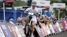 Švýcarka Jolanda Neffová projíždí vítězně cílem. Švýcarka Jolanda Neffová projíždí vítězně cílem.