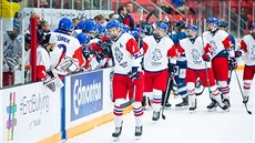 etí hokejisté z týmu do 18 let se radují z gólu v zápase s Finskem.