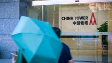 Lidé procházející kolem centrály společnosti China Tower v Pekingu. Lidé procházející kolem centrály společnosti China Tower v Pekingu.