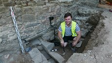 Archeologové objevili v rámci průzkumu (na snímku jeho vedoucí Zdeněk Schenk)... Archeologové objevili v rámci průzkumu (na snímku jeho vedoucí Zdeněk Schenk)...