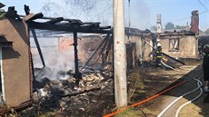 V Chobyni na Prostějovsku shořel navzdory snaze jedenácti jednotek hasičů dům a... V Chobyni na Prostějovsku shořel navzdory snaze jedenácti jednotek hasičů dům a...