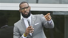 LeBron James hovoí pi otevení základní koly, kterou zafinancoval v rodném...