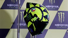 Valentino Rossi přinesl na tiskovou konferenci v Brně svou přílbu. Valentino Rossi přinesl na tiskovou konferenci v Brně svou přílbu.