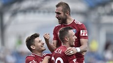 Martin Sladký z Olomouce (nahoře) se raduje ze svého gólu. Slaví i Václav Pilař... Martin Sladký z Olomouce (nahoře) se raduje ze svého gólu. Slaví i Václav Pilař...