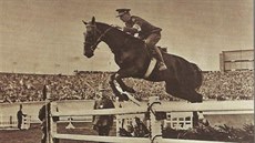 Československý jezdec František Ventura zdolává jednu z překážek. Československý jezdec František Ventura zdolává jednu z překážek.