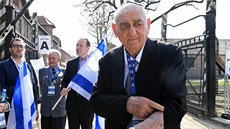 Zoltan Matyah, přeživší z Osvětimi, ukazuje číslo vytetované na ruce (12. dubna... Zoltan Matyah, přeživší z Osvětimi, ukazuje číslo vytetované na ruce (12. dubna...