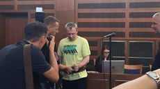 František Ž. obžalovaný z vraždy matky stanul před Krajským soudem v Hradci... František Ž. obžalovaný z vraždy matky stanul před Krajským soudem v Hradci...