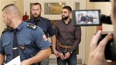 Před Okresním soudem Plzeň-město stanuli Jakub Hlaváč (na snímku) a Daniel... Před Okresním soudem Plzeň-město stanuli Jakub Hlaváč (na snímku) a Daniel...