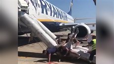 Pasažéři Ryanairu museli opustit letadlo, na palubě vzplál mobil v nabíječce Pasažéři Ryanairu museli opustit letadlo, na palubě vzplál mobil v nabíječce