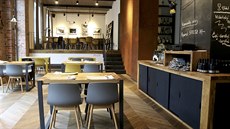 V restauraci byly krásné původní klenby s železnými nosníky schované pod... V restauraci byly krásné původní klenby s železnými nosníky schované pod...