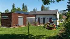 Obě křídla domu se zřetelně odlišují různými materiály a barvou fasády,... Obě křídla domu se zřetelně odlišují různými materiály a barvou fasády,...