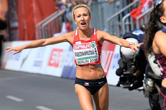 Eva Vrabcová-Nývltová v cíli maratonu na ME v Berlín.