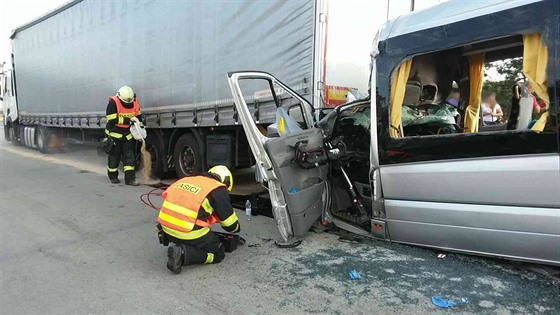 Nehoda mikrobusu a nákladního auta na 173. kilometru dálnice D1 ve smru na...