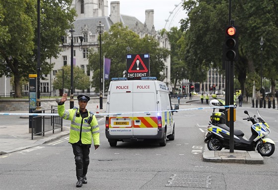 Policejní zásah ped britským parlamentem, kde idi najel do zábran (14. srpna...