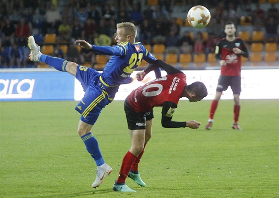 Pavel Pilík z Táborska (vpravo) a jihlavský Ondej Machua bojují o mí.