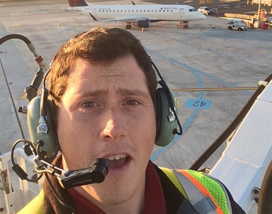Americký mechanik Richard Russell unesl v Seattlu letadlo, po chvíli letu vak...