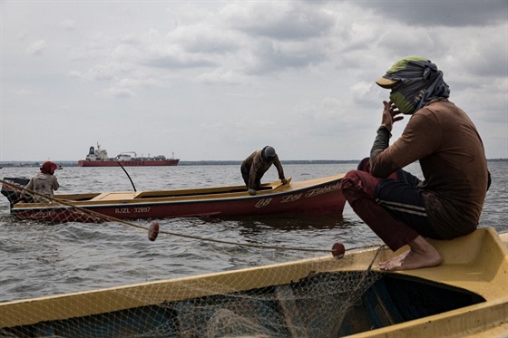 Venezueltí rybái poblí msta Maracaibo (21. kvtna 2018)