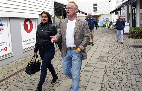Bývalý norský ministr rybolovu Per Sandberg se svou pítelkyní Bahareh...