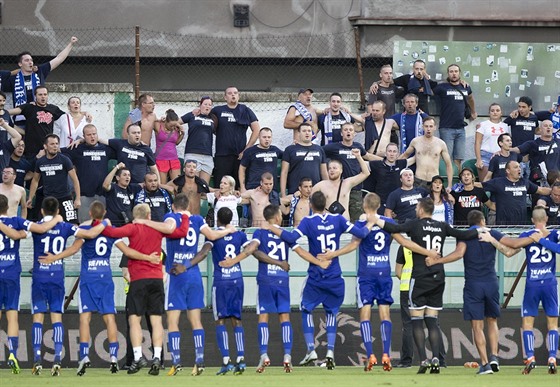 Fotbalisté a fanouci Baní­ku Ostrava oslavují výhru na Bohemians.