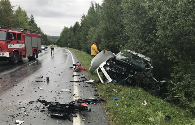 elní stet dvou aut na silnici mezi Rokycany a áhlavy nepeil jeden z...