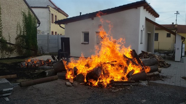 Ohe zachvátil palivové devo. Staila chvíle a peskoil by na chatu.