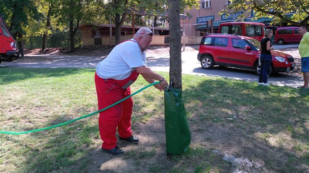 Vak se vodou naplní zhruba za dv minuty.