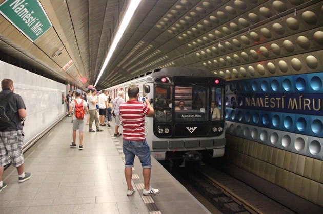 Na dneek pipadá jedno významné výroí v djinách praské dopravy. Pesn ped tyiceti lety 12.08. 1978  byl zprovoznn první úsek trasy A v úseku Leninova, dnes Dejvická a Námstí Míru. Praský dopravní podnik vypravil na tento úsek metra ty vozovou