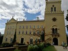 To je zámek Chýše, ve kterém kdysi slavný autor píše a dodnes tam jeho odkaz dyse. To je zámek Chýše, ve kterém kdysi slavný autor píše a dodnes tam jeho odkaz dyse.