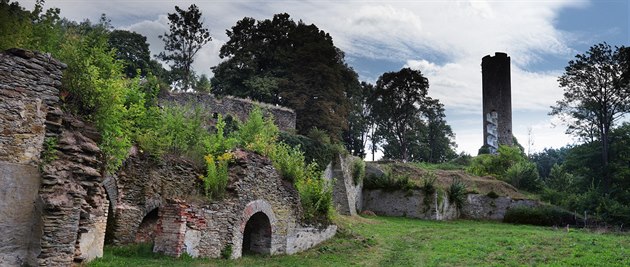 Podhradí, zřícenina Dolního zámku a zřícenina hradu Neuberg. Podhradí, zřícenina Dolního zámku a zřícenina hradu Neuberg.