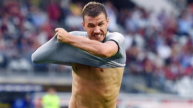 Edin Džeko z AS Řím si na oslavu své branky do sítě Turína sundává dres. Edin Džeko z AS Řím si na oslavu své branky do sítě Turína sundává dres.