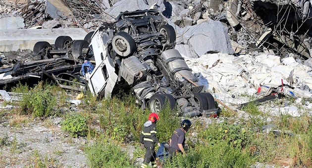 Vrak kamionu české přepravní společnosti Sped - it, který se v italském Janově... Vrak kamionu české přepravní společnosti Sped - it, který se v italském Janově...