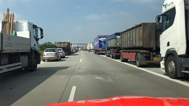 Řidiči na D1 vytvořili hasičům ukázkovou uličku Řidiči na D1 vytvořili hasičům ukázkovou uličku