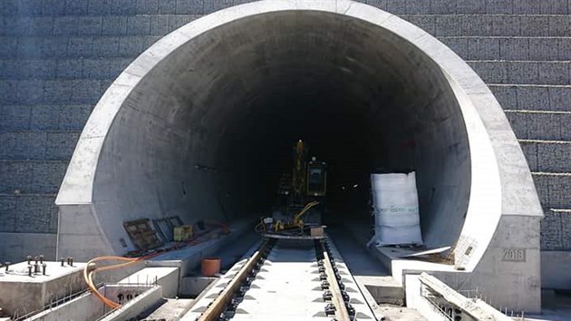 Na portálu u Kyšic už je vystavěná gabionová stěna mezi tubusy. V celém jižním... Na portálu u Kyšic už je vystavěná gabionová stěna mezi tubusy. V celém jižním...
