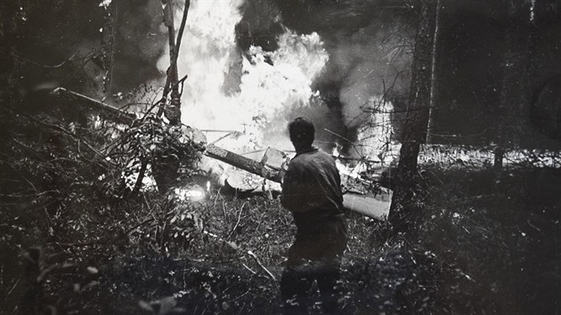 Fotografie pořízené svědky krátce po havárii sovětského vrtulníku MI-4. 24.... Fotografie pořízené svědky krátce po havárii sovětského vrtulníku MI-4. 24....
