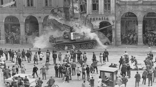 Sovětský tank narazil do podloubí domu na náměstí v Liberci. Přímo pod troskami... Sovětský tank narazil do podloubí domu na náměstí v Liberci. Přímo pod troskami...