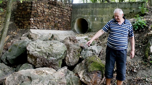 Starosta obce Maršov Jaroslav Bytešník ukazuje vyschlé toky, co vždy mely hodně... Starosta obce Maršov Jaroslav Bytešník ukazuje vyschlé toky, co vždy mely hodně...