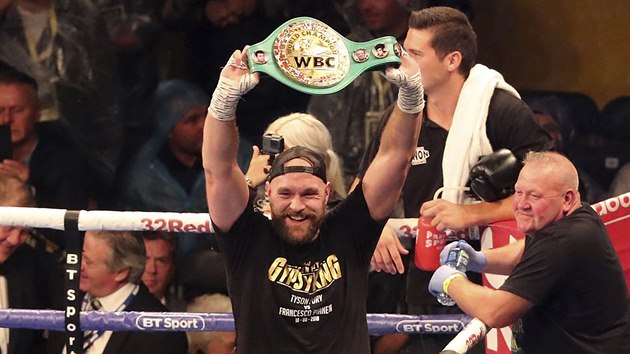 Britský boxer Tyson Fury oslavuje výhru nad Franceskem Pianetou z Itálie. Britský boxer Tyson Fury oslavuje výhru nad Franceskem Pianetou z Itálie.