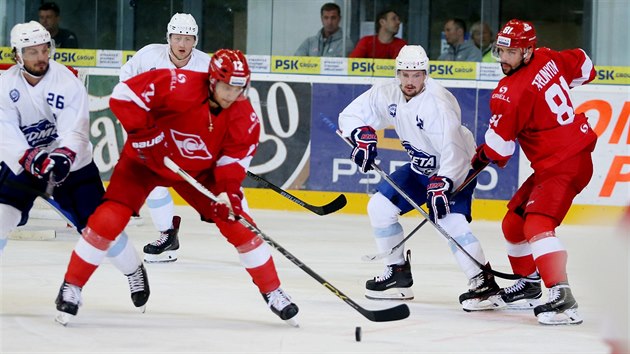 Momentka z přípravného duelu Kometa Brno (modrobílá) vs. Spartak Moskva Momentka z přípravného duelu Kometa Brno (modrobílá) vs. Spartak Moskva