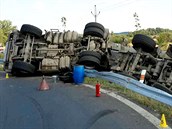 U Hroznětína se převrátila cisterna převážející fekálie. U Hroznětína se převrátila cisterna převážející fekálie.