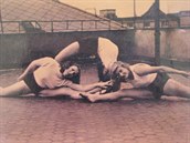 Fotografie je z obálky americké knihy o divadle v Terezíně. Tanečnice... Fotografie je z obálky americké knihy o divadle v Terezíně. Tanečnice...