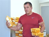 Dosud zákazníci mouku z mlýnu Daniela Pernera nemohli koupit v maloobchodech.... Dosud zákazníci mouku z mlýnu Daniela Pernera nemohli koupit v maloobchodech....