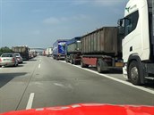 Řidiči na D1 vytvořili hasičům ukázkovou uličku Řidiči na D1 vytvořili hasičům ukázkovou uličku