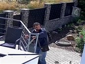Policie hledá muže, který je podezřelý z vraždy ženy v Kamenici na Praze-východ. Policie hledá muže, který je podezřelý z vraždy ženy v Kamenici na Praze-východ.
